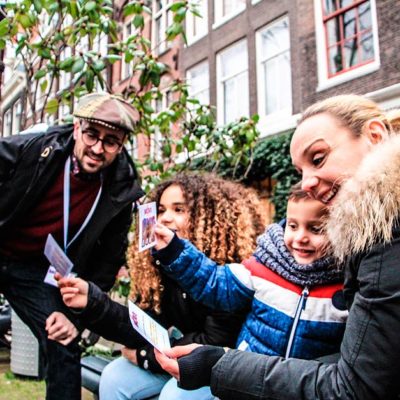 foto-familia a group of people standing in front of a crowd